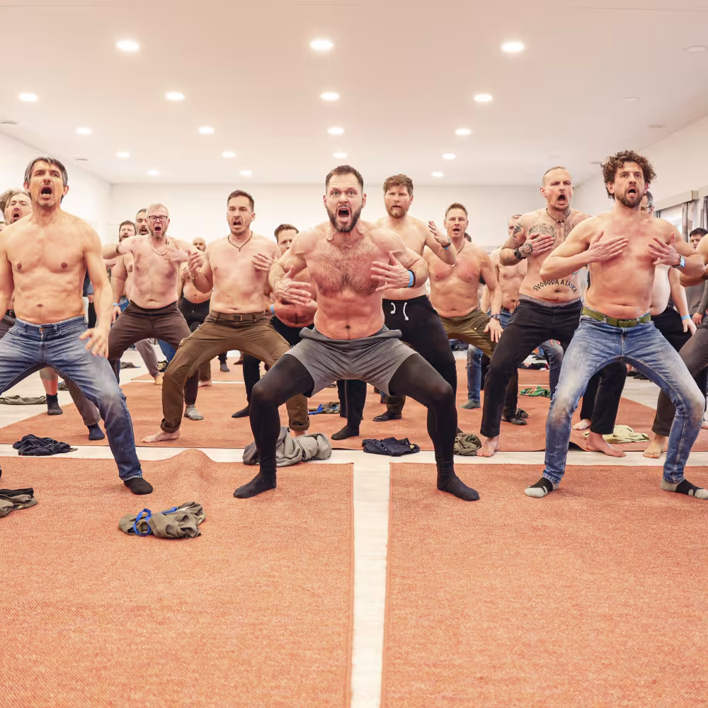 Haka uvnitř široký záběr